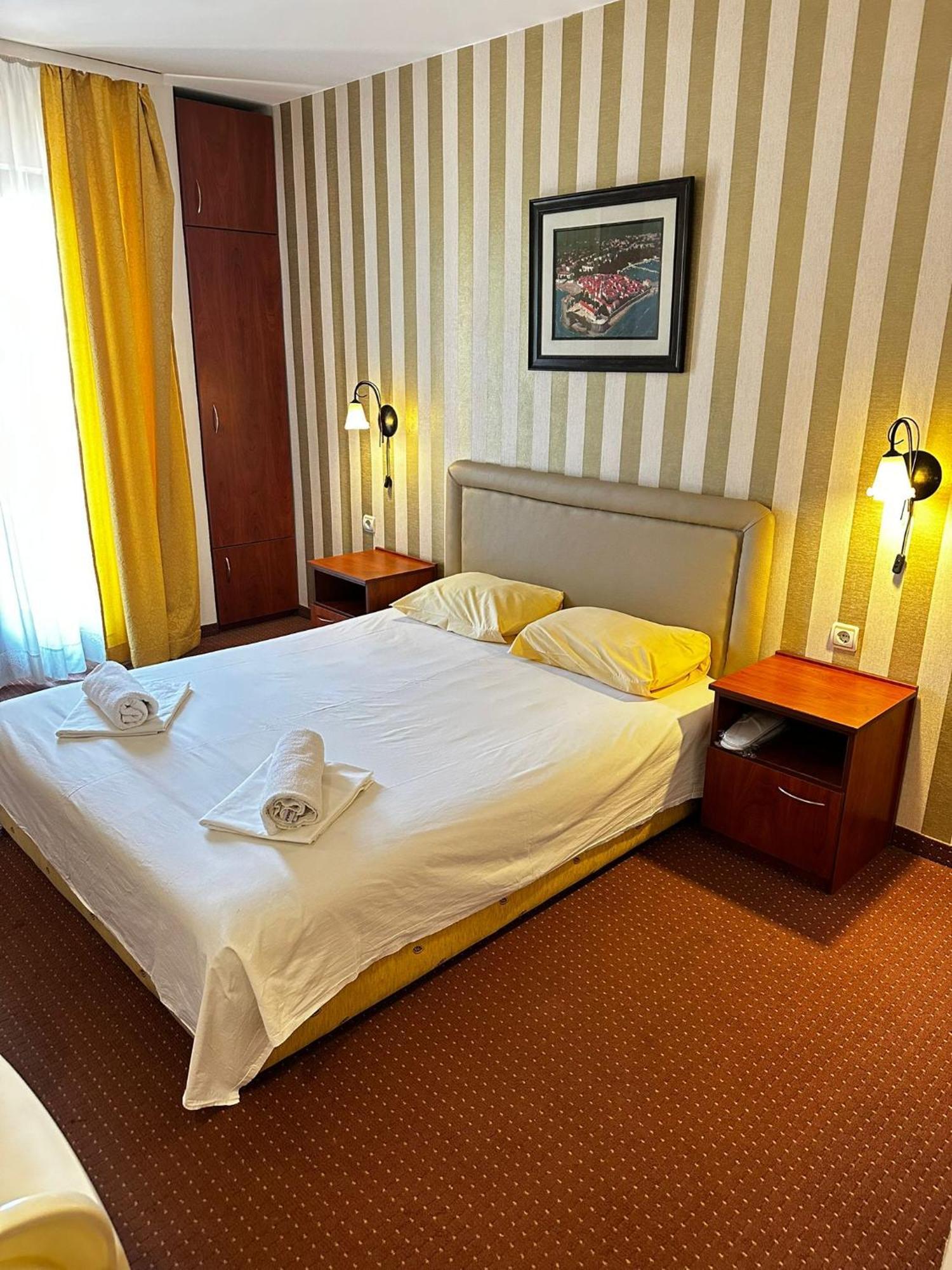 Central Hotel-בודווה מראה חיצוני תמונה