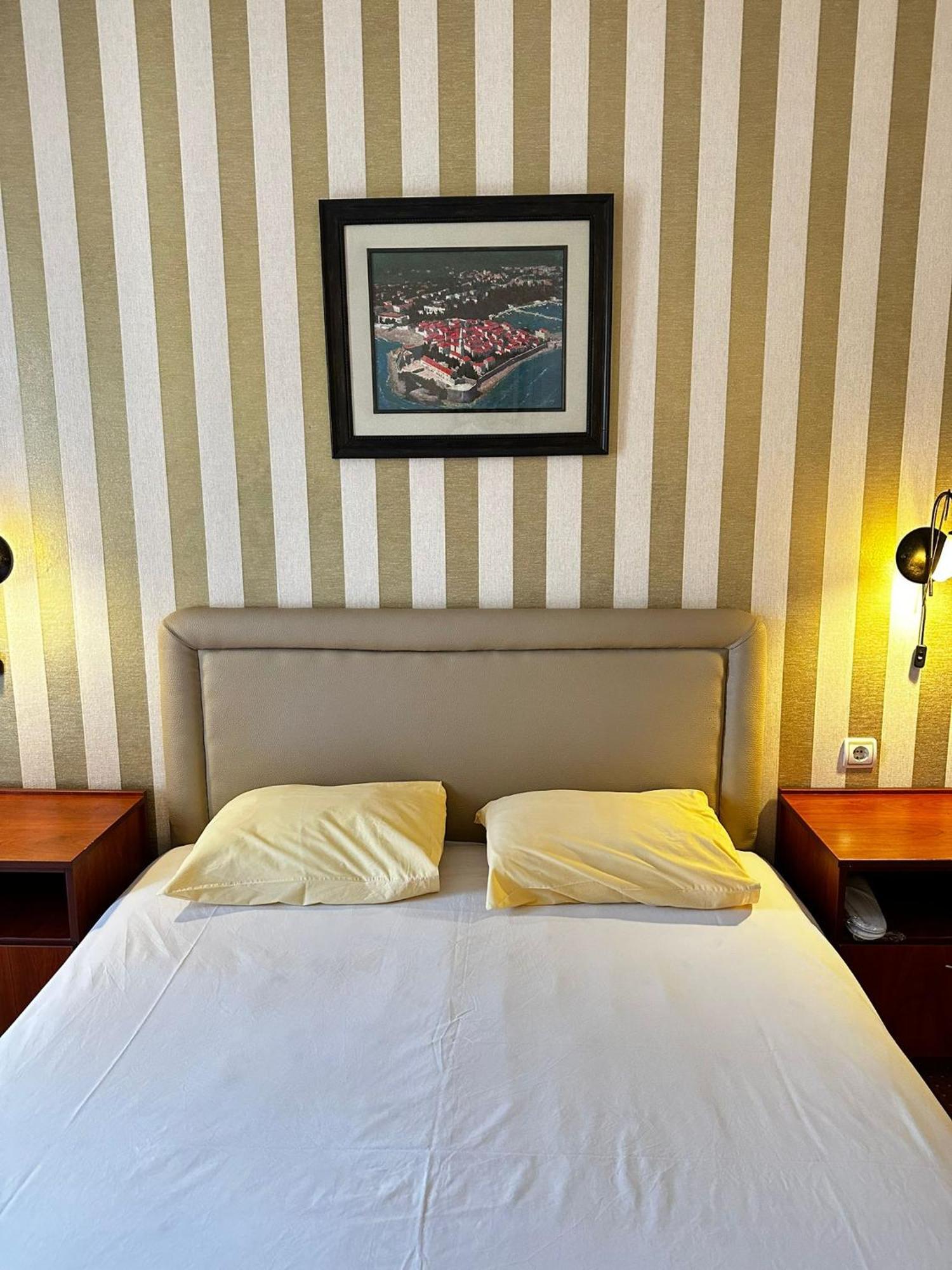 Central Hotel-בודווה מראה חיצוני תמונה